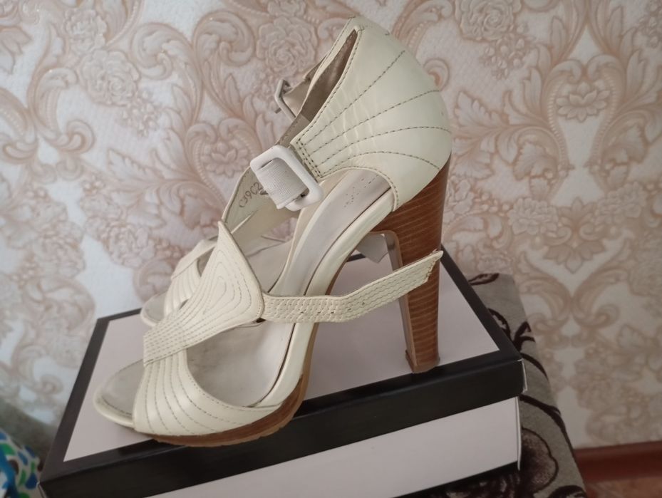 Босоножки почти новые