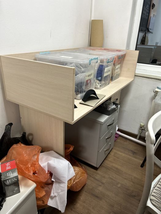 3 разных деревянных стола