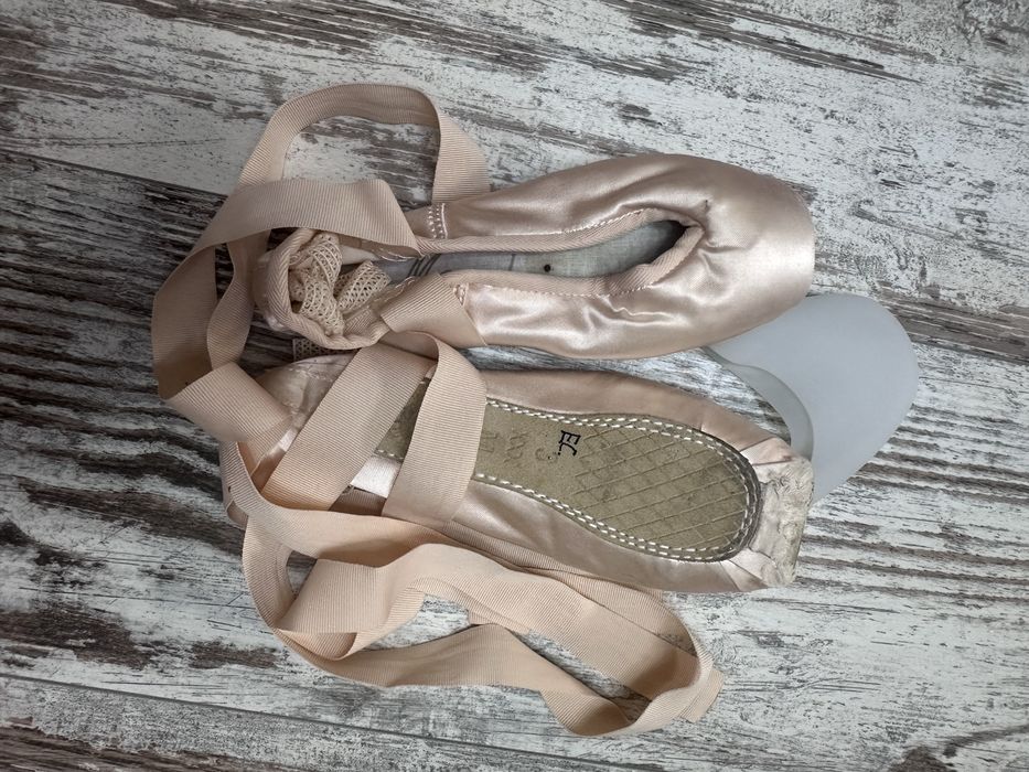 Продам пуанты, балетную обувь, чуни.