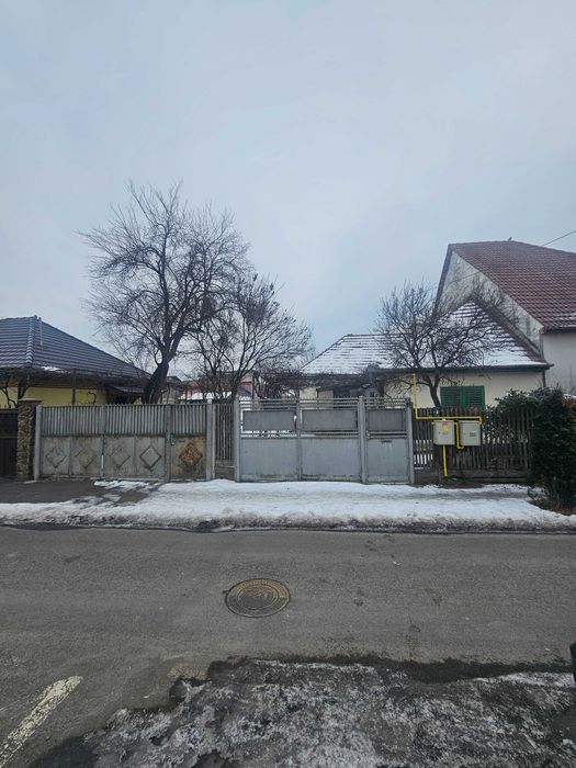 Vand casa cu 2 cladiri , curte si 2 intrari