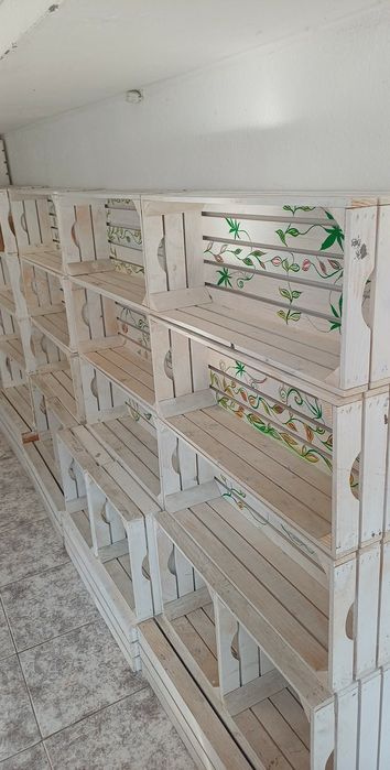 Продавам дървени стелажи за магазин