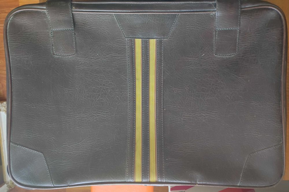 Troller / geamantan cu 2 role, stare f. buna, cca 70 x 50 x 15 cm, piele ecologica rezistenta si impermeabila, cheie