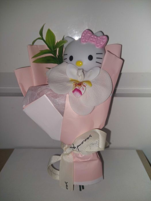 Buchet mic de flori Hello Kitty