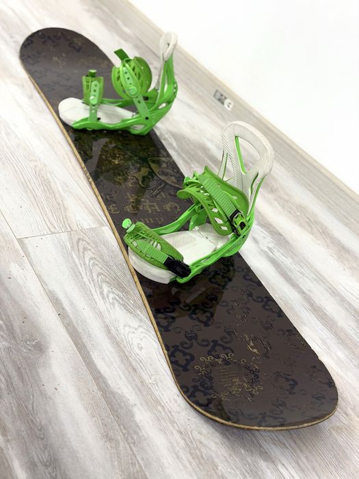 Продам сноуборд с креплениями и ботинками