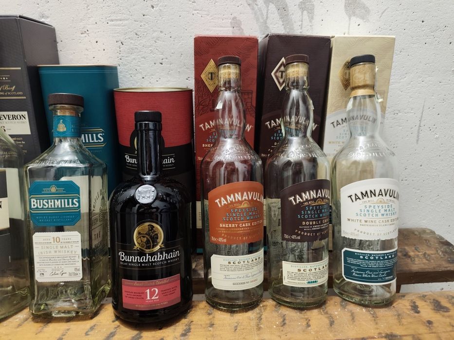 Празни бутилки от малцово уиски с кутия