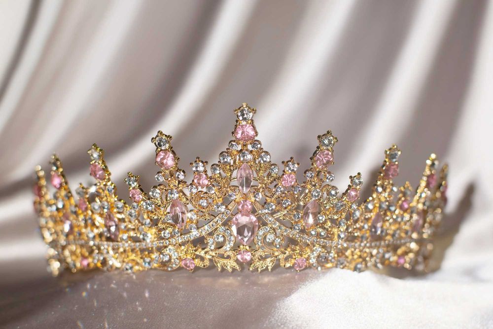 Диадема, корона с нежно розовыми, морганитовыми кристаллами.