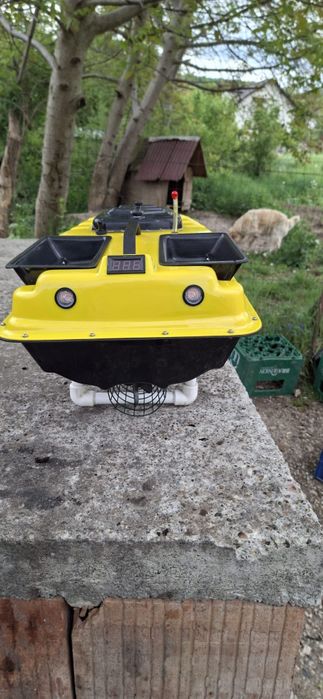 Vând barca de pescuit pentru plantat! (Navo bait) Folosită de 4 ori,e ca și nouă!