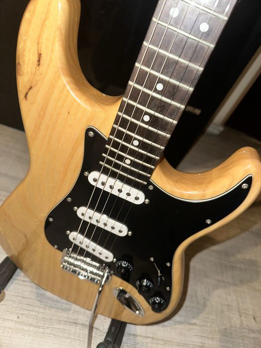 Chitara electrica Fender Stratocaster cu curea. husă, stativ tuner