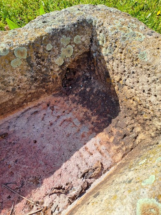 Продавам каменно корито