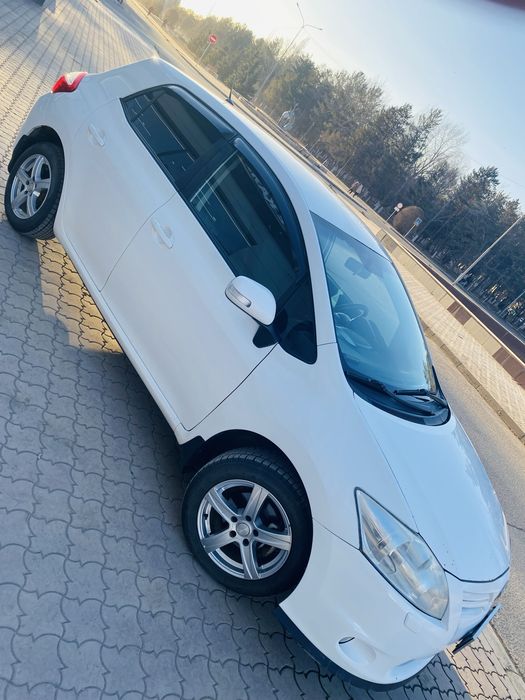 Тойота аурис королла