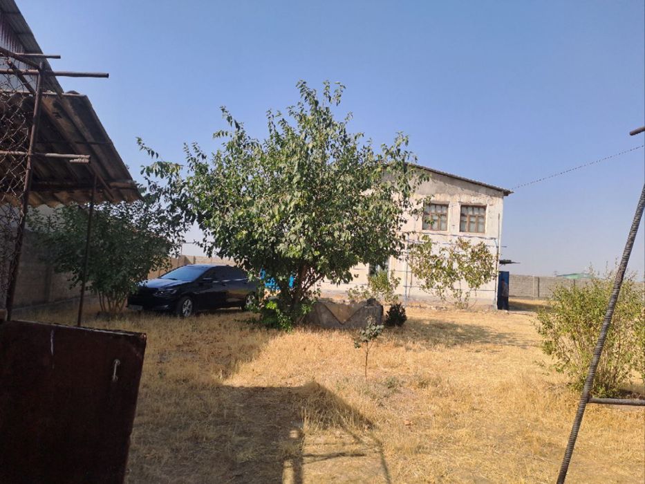 Xovli sotiladi 22sotih Yuqori chirchiqda gaz,suv, svet bor. 2 etajlik