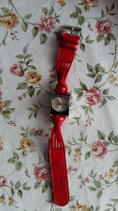 Ceas curea rosie Avon