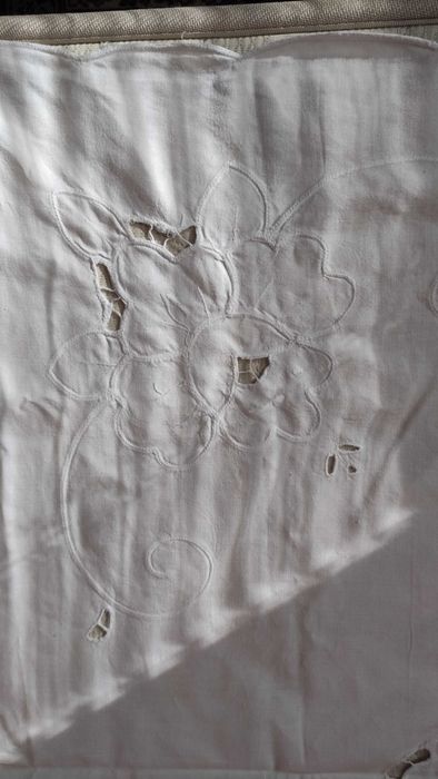 Памучна покривка с рязана бродерия