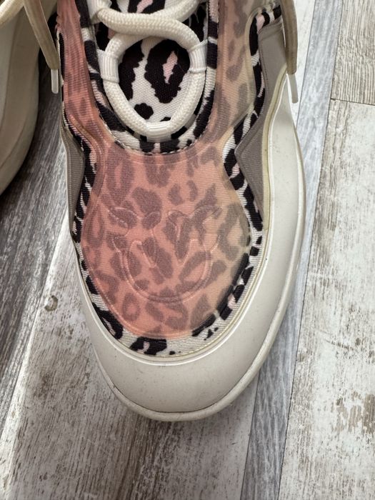 Маратонки Pinko с лека забележка