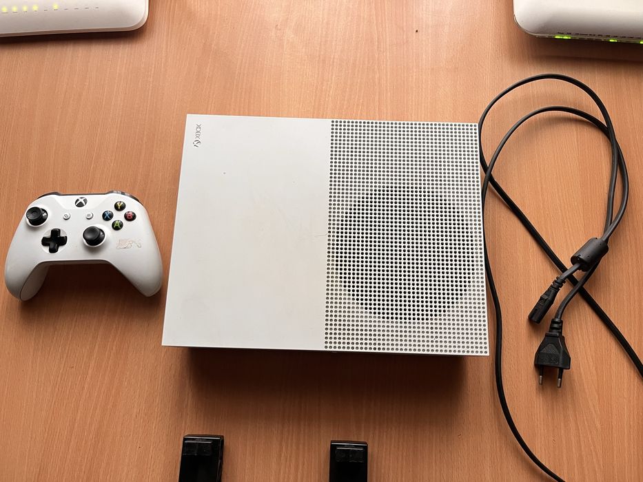 Vand Xbox ONE S (500GB) + Volan PXN V9 GEN2