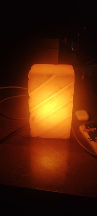 Kon tuzidan yasalgan davolovchi lampa