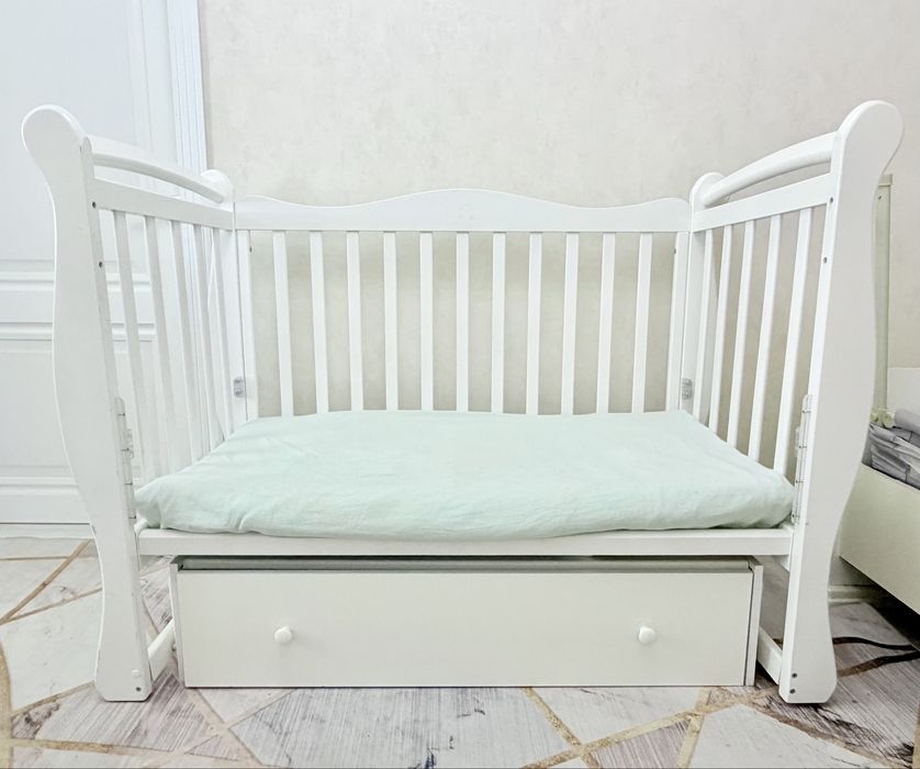 Детскач кроватка с ящиком и матрасом