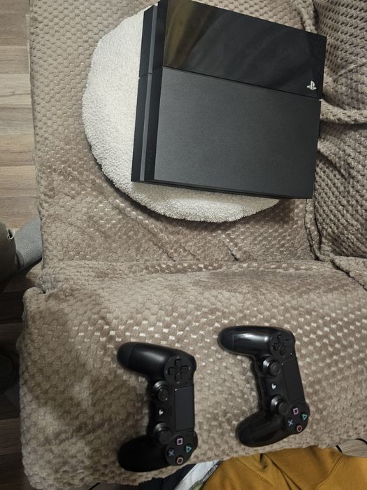 Vănd ps4 simplu cu 2 controlăre și 4 jocuri