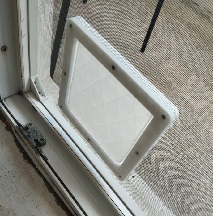 Ușă pentru pisici, cu fixare în plasă