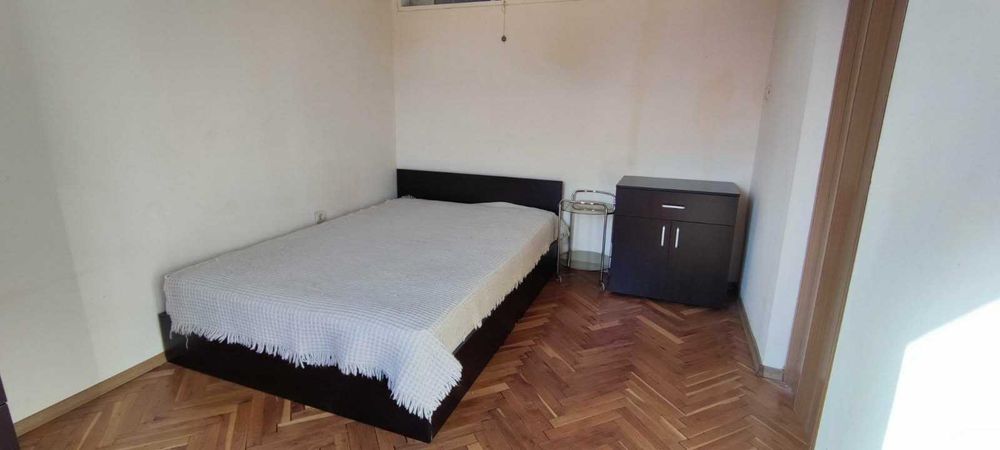 Продавам легло персон и половина с матрак, цвят венге