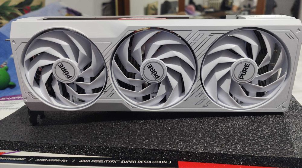 PURE AMD Radeon RX 7700 XT 12GB.Cu Garantie.