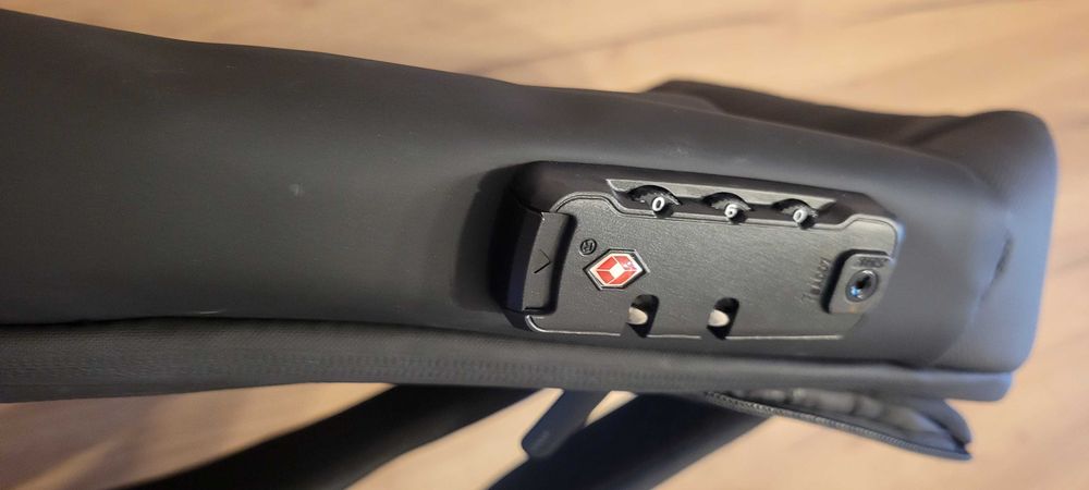 Rucsac laptop cu suport baterie externa USB si lacat pe cifre