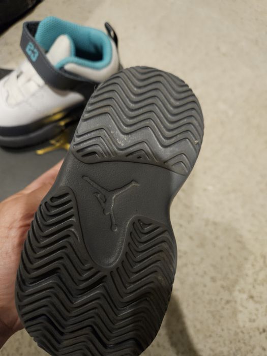 Pantofi sport Max Aura 3,Jordan marimea 22