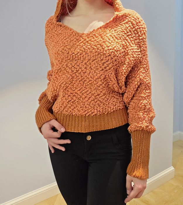 Оранжевая кофта с капюшоном