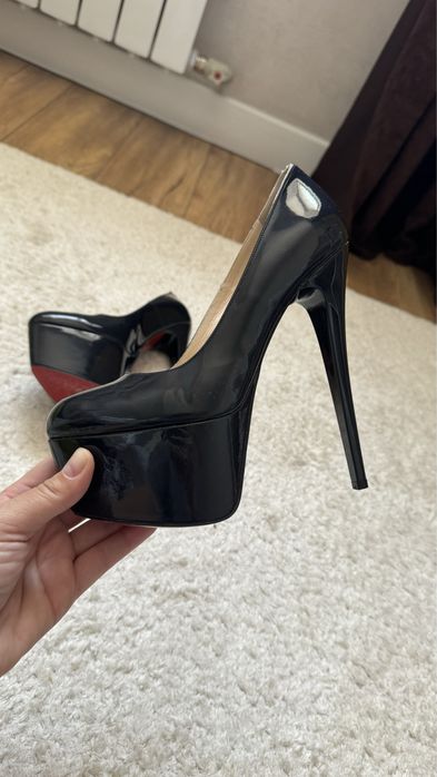 Продам Лабутены 35 размер