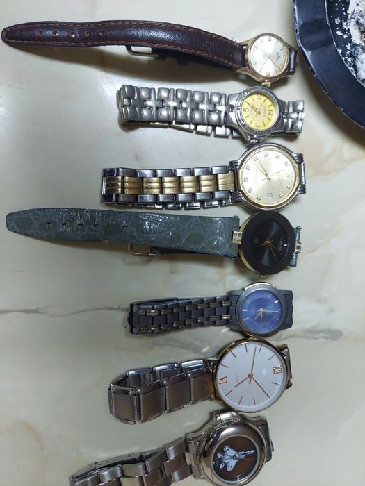 Vand ceasuri diferite .