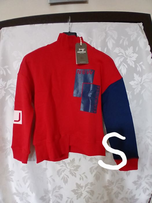 Дамски дрехи от затворен магазин.