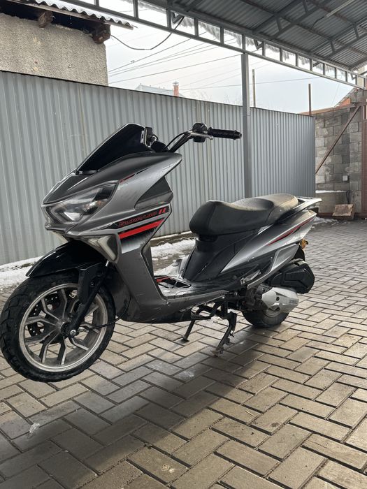 Продам мопед макси скутер