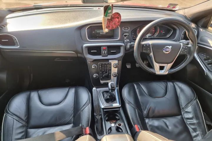 interior piele scaune fata bancheta spate jante de aliaj r17 vas lichid parbriz servo expansiune praguri haion portbagaj plafoniera  timonerie turbina  Volvo V40 R-design 2015, motor 1.6 D2 114cp cod motor D4162T  dezmembrez dezmembrari