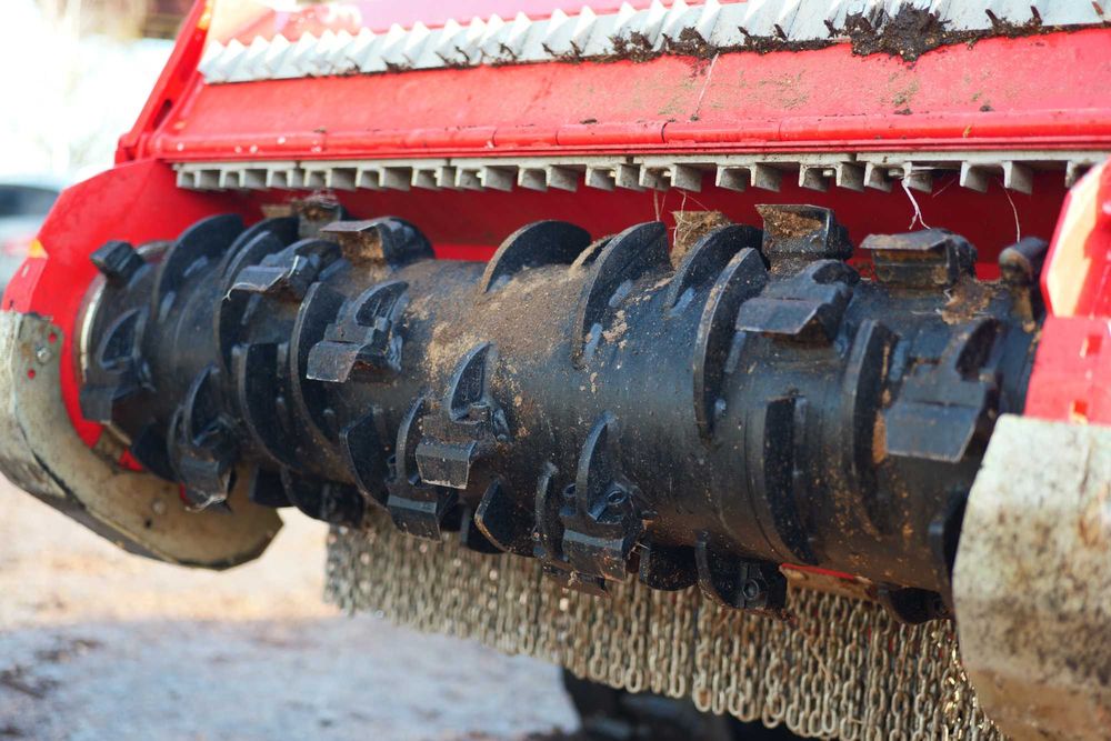 Мулчиране и разчистване на запустели терени – клони, храсти и бурени, с изравняване и подготовка на площта.