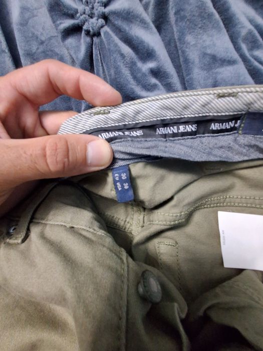 Vand pantaloni Armani jeans