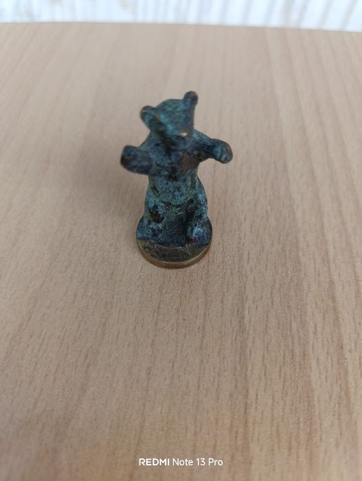 Рядка бронзова фигура на мече