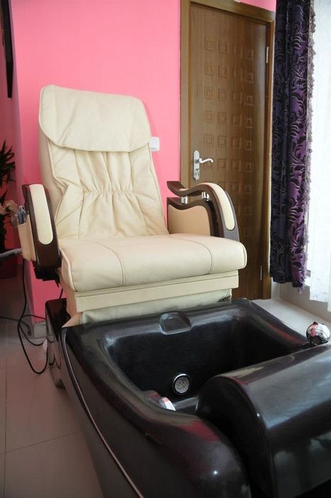 Под наем напълно оборудван фризьорски салон с маникюр