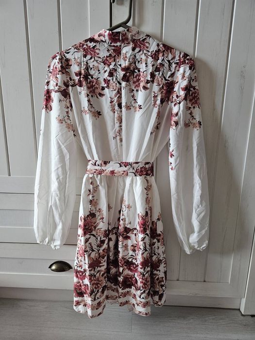 Красива бяла рокля М размер