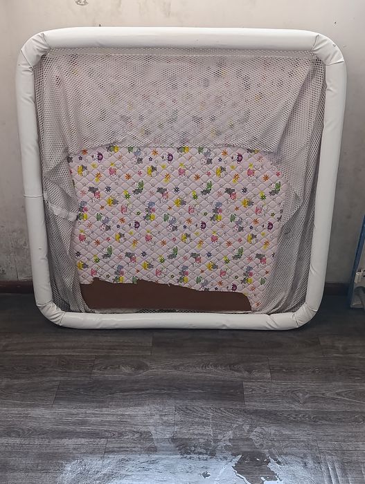 Продаётся манеж старенький