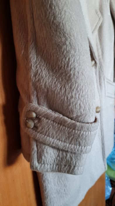 Haină călduroasă toamnă-iarnă din material de calitate superioară.