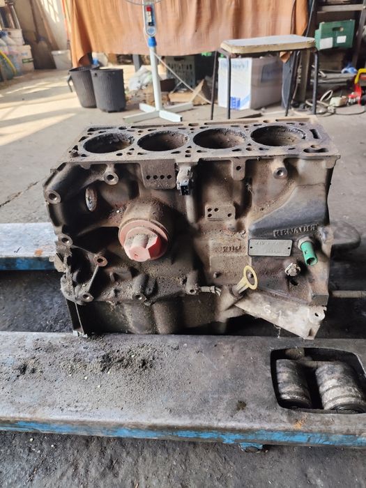 Блок Рено Сценик 1.6 I K4M 700 107 k