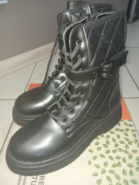 Vând ghete ,noi cu eticheta