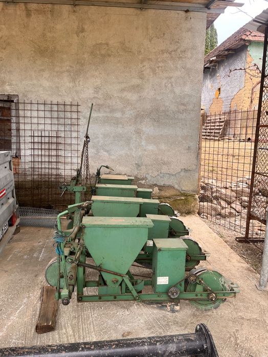 Vand tractor, semanatoare, plug, tocatoare si grapa rotativa