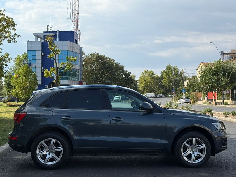 Vând Audi Q 5 an fabricație 2012 euro 5 cutie automată motor 2 litrii