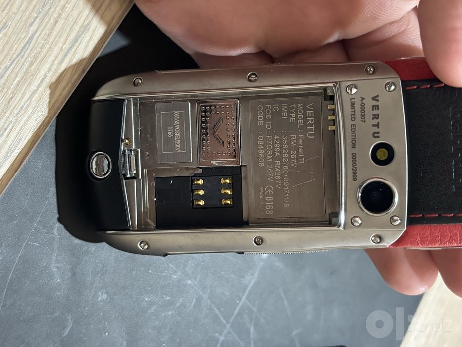 Телефон Vertu б/у колобарация с Ferrari красного цвета