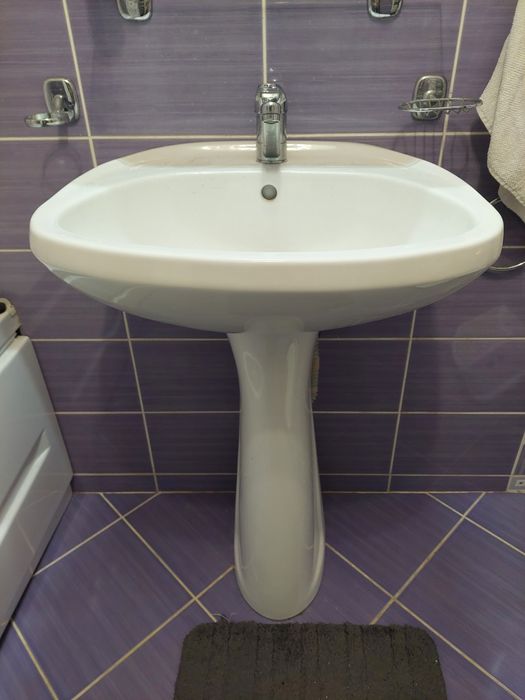 Lavoar ceramic cu picior si baterie