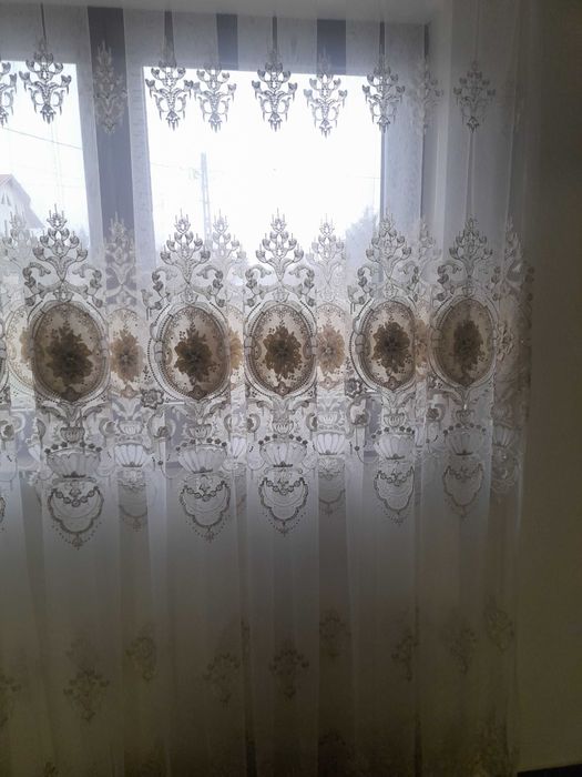 Tull brodat model baroc 100 lei Metrul