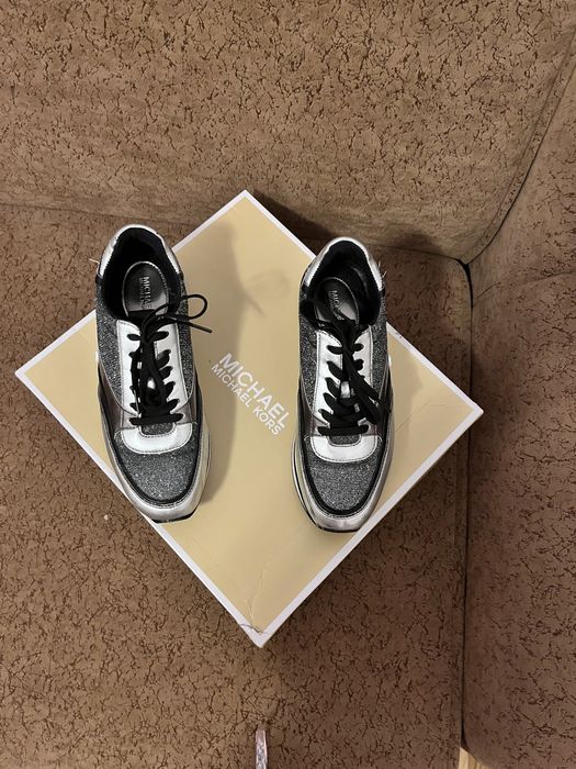 Vand adidasi MICHAEL KORS in stare buna marimea 36