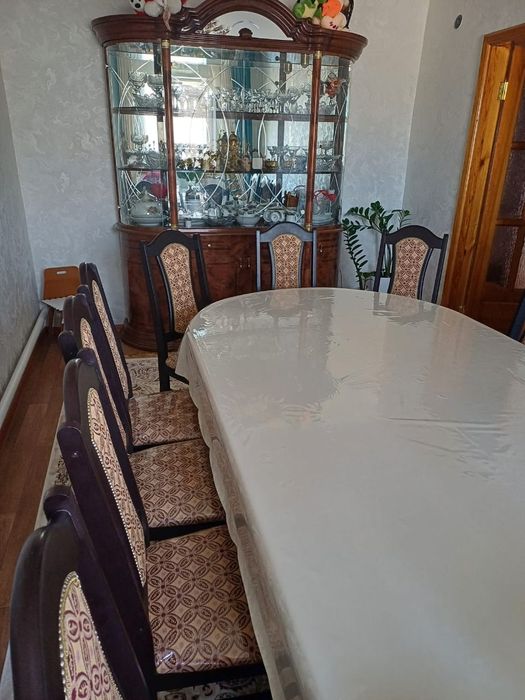 Продается шикарный новый стол и стулья