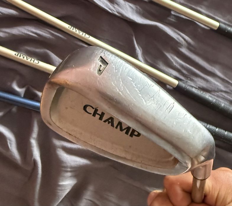 Set de golf Bennington cu crose de CHAMP si Mizuno Mp 56-11
